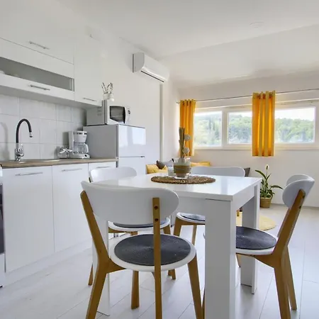 Mihaela Apartment *